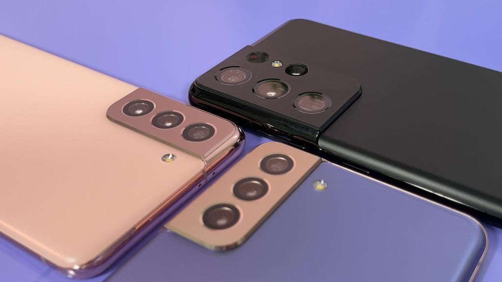 Los Galaxy S21 (rosa), S21+ (morado), S21 Ultra (negro).