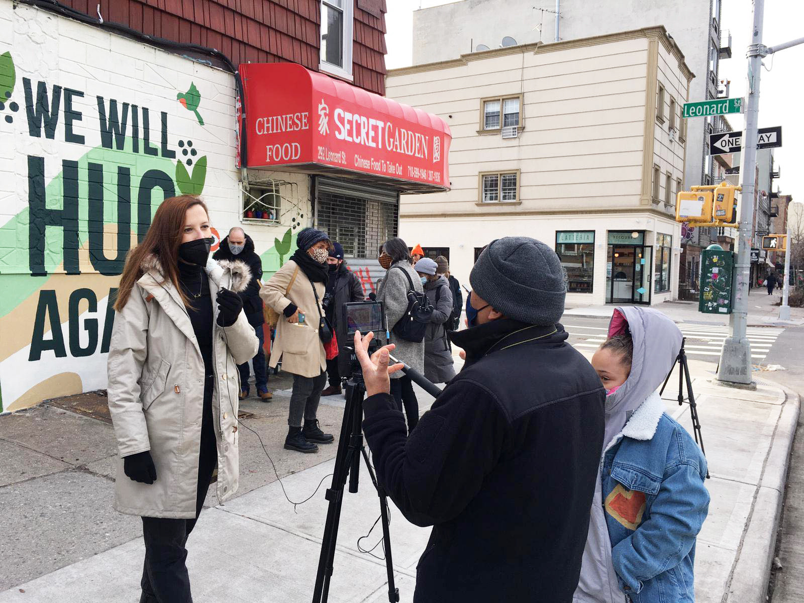 Vanesa Álvarez junto a su último mural durante una entrevista.