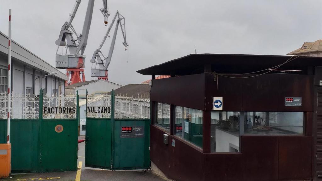 Entrada del astillero Vulcano, en Teis.