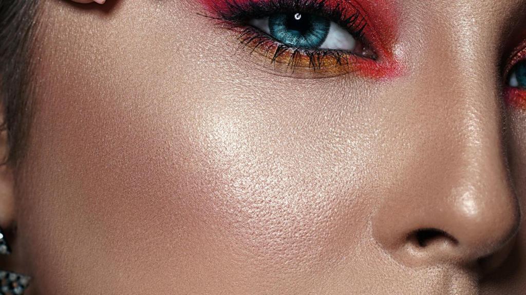 Las sombras rosadas neón suelen favorecer a persona de tez y ojos claros.