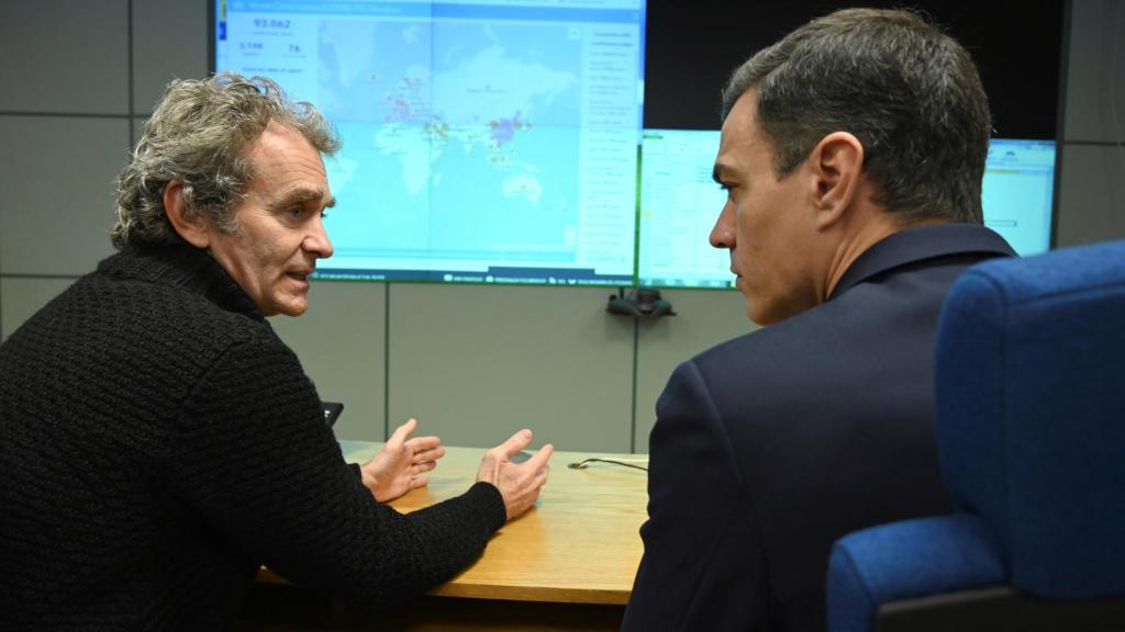 Fernando Simón y el presidente del Gobierno, Pedro Sánchez.