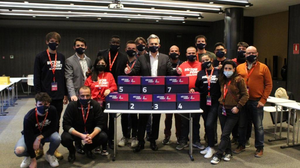 Víctor Font presentando sus firmas para las elecciones a la presidencia del FC Barcelona. Foto: Twitter (@sialfutur)