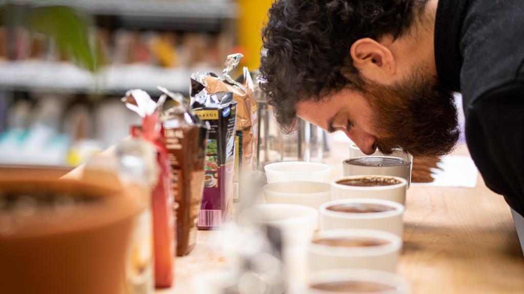 Nolo, experto en café, huele los seis cafés naturales de los supermercados para detectar sus aromas.