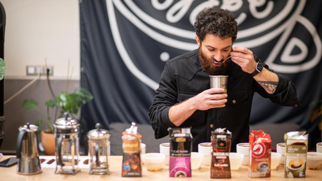 El maestro tostador Nolo Botana probando los seis cafés molidos naturales de los supermercados.