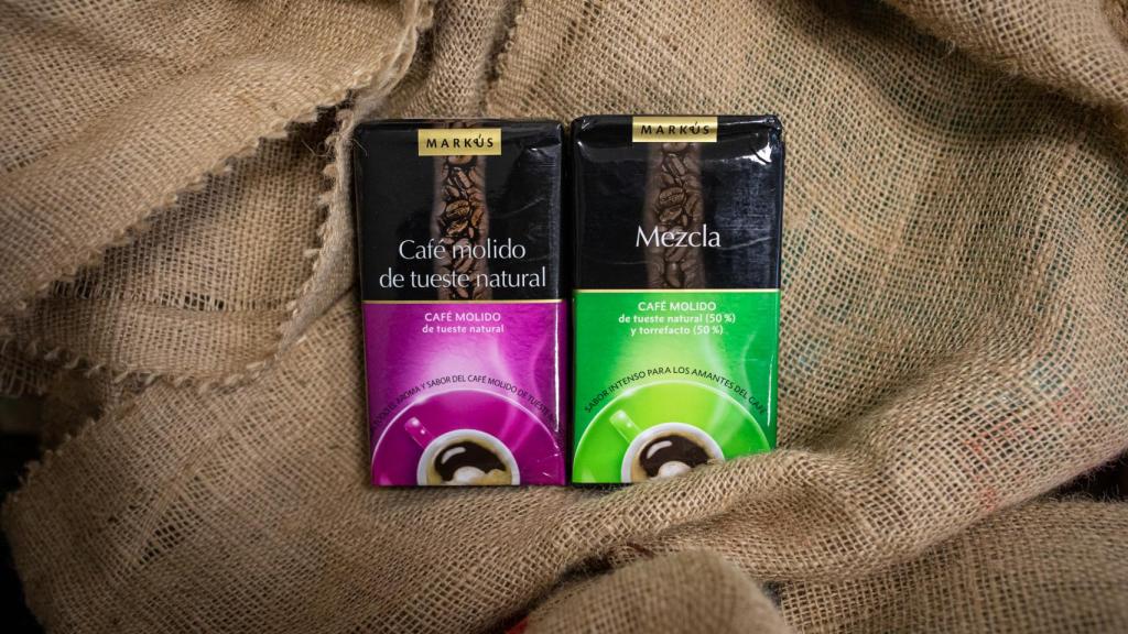 A la izquierda, el café molido natural de Aldi y, a la derecha, su homólogo mezcla.