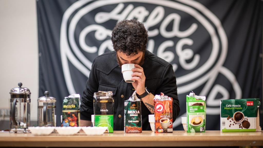 Nolo, experto en café, olfatea una taza de café molido mezcla para poder valorar.