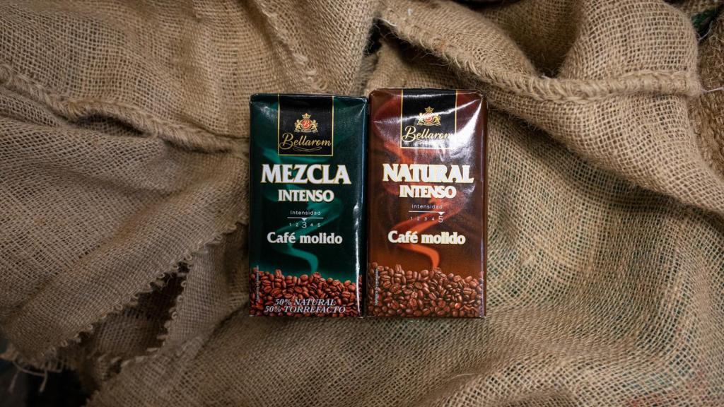 A la izquierda, el café molido mezcla de Lidl y, a la derecha, el natural.