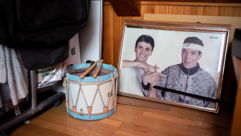 Una foto de José Mota y Juan Muñoz, contra una pared en el altillo.