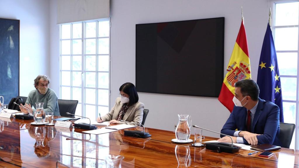 Darias, junto a Sánchez y Fernando Simón, este viernes en La Moncloa.