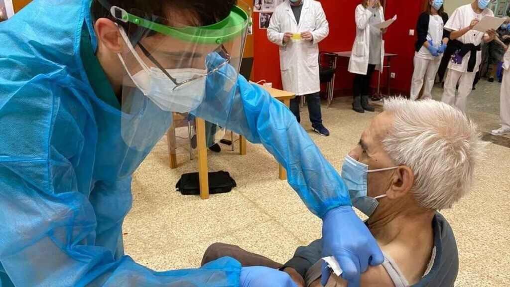 Una anciana recibe la vacuna contra la Covid-19, en Valladolid.