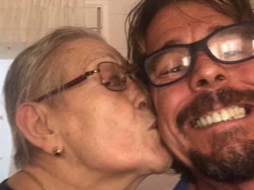Juan Muñoz y su madre, en una foto personal.