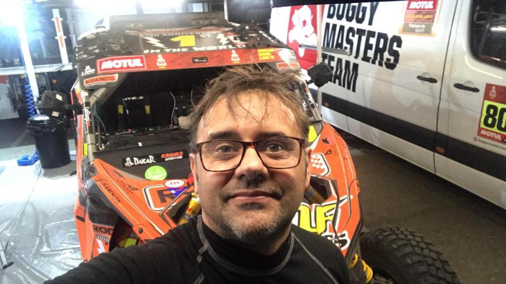 Xavier Blanco junto a su SxS del Rally Dakar 2021