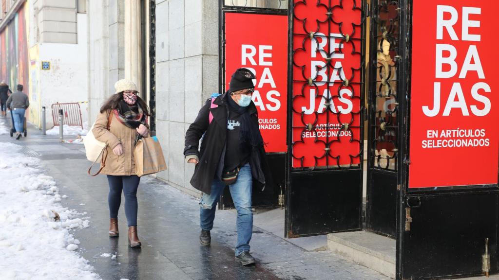 Una calle comercial de Madrid tras la nevada de Filomena.