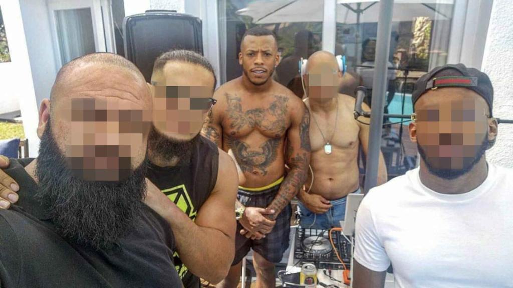 José Arcadio D. N., apodado 'el Melillero', junto a varios miembros de su grupo de amigos.