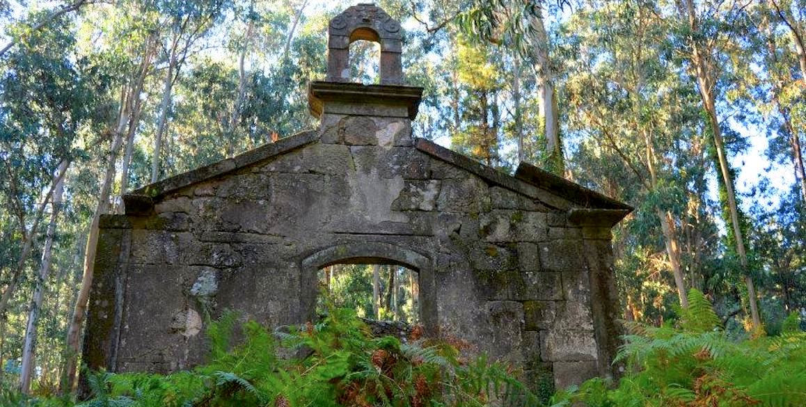 Restos de la capilla de Tambo. Foto: Xoan Arco da Vella
