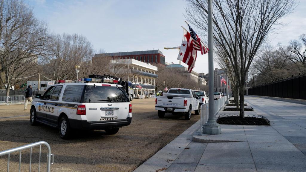 La Policía permanece apostada frente a la Casa Blanca.