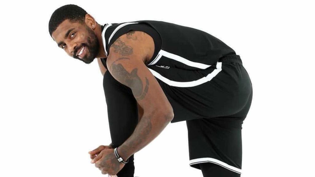 Kyrie Irving en una sesión de fotos con los Nets