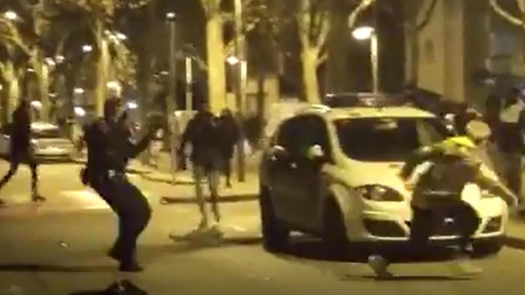 Una turba de jóvenes insulta y amenaza a los policías locales que han disuelto un botellón en la Pallejà.
