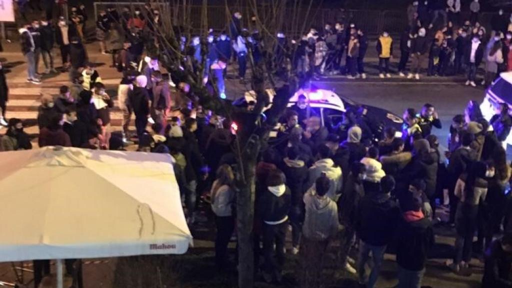 Decenas de jóvenes se niegan a abandonar la vía pública en Munguía tras el toque de queda.