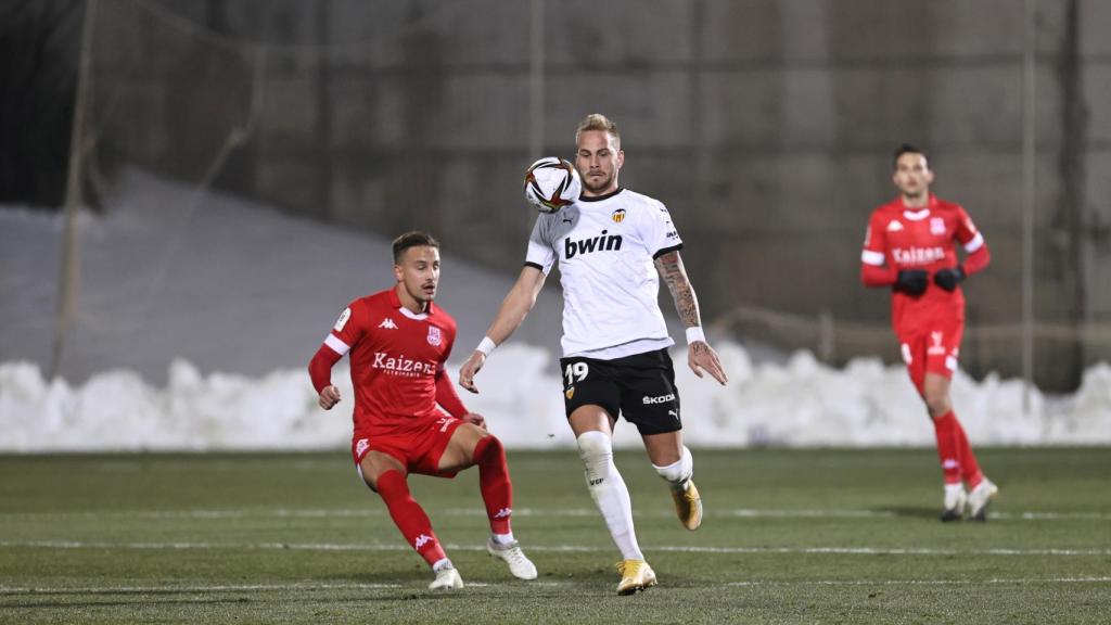 Racic conduce en el centro del campo