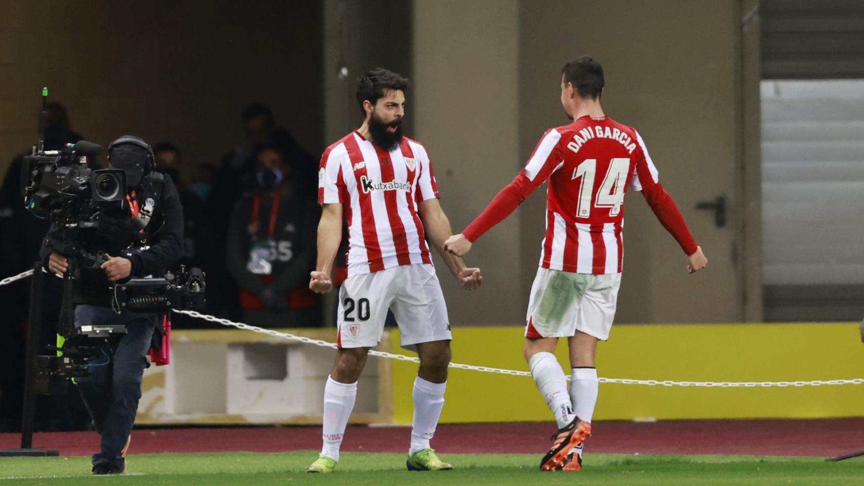 Villalibre celebra con Dani García su gol al Barcelona