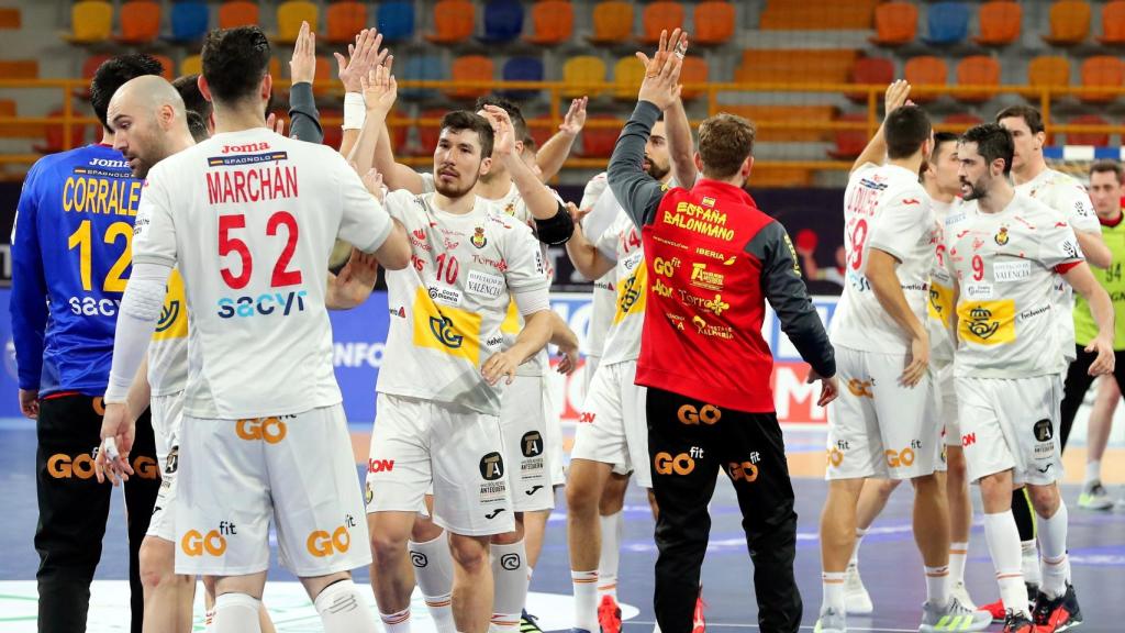 Los jugadores de la selección española de balonmano celebra la victoria ante Polonia