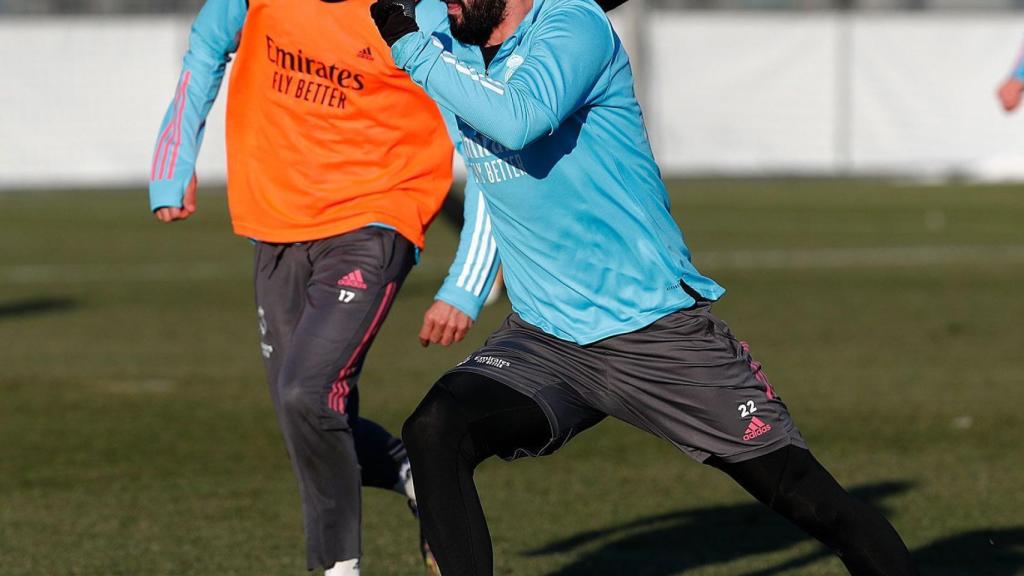 Isco conduce el balón ante el marcaje de Lucas Vázquez