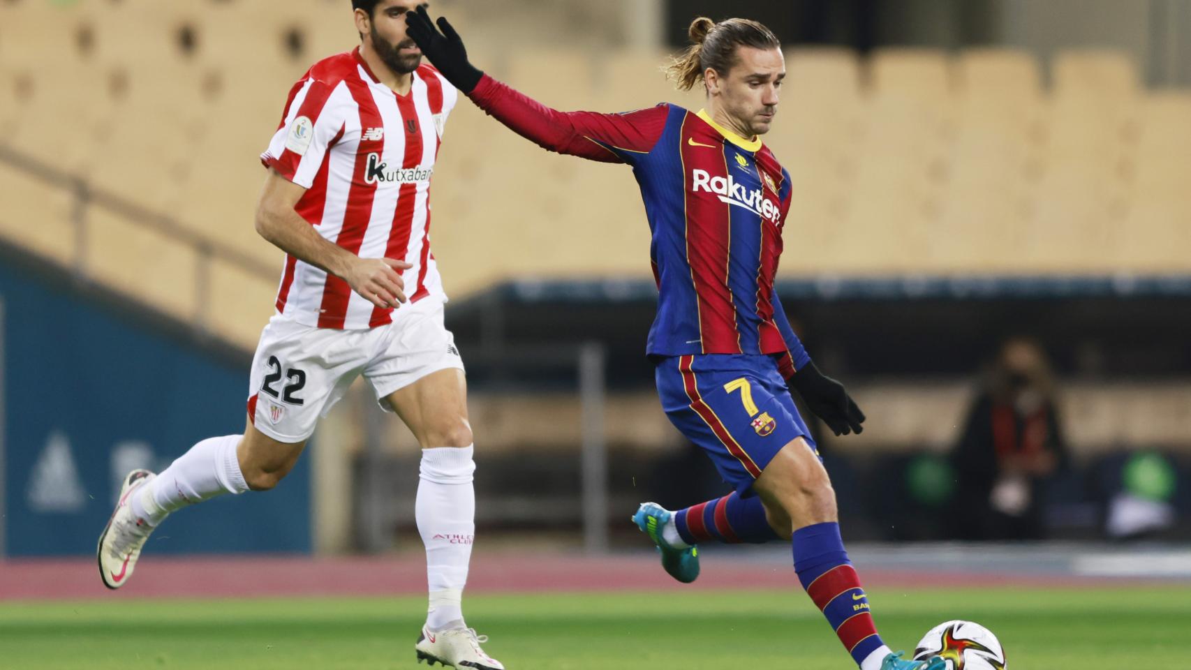 Griezmann hace un pase ante la presencia de Raúl García