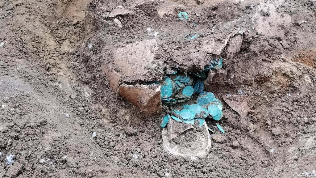 El recipiente en el cual se han encontrado las monedas.