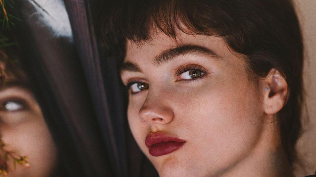 Pestañas largas, labios rojos y piel satinada; así son las tendencias de maquillaje esta temporada
