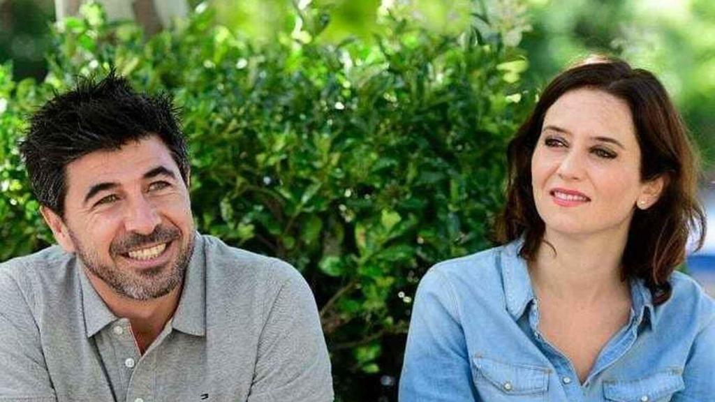Jairo Alonso e Isabel Díaz Ayuso, en las calles de Madrid.