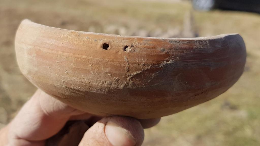 Cuenco de cerámica hecho a torno con orificios.