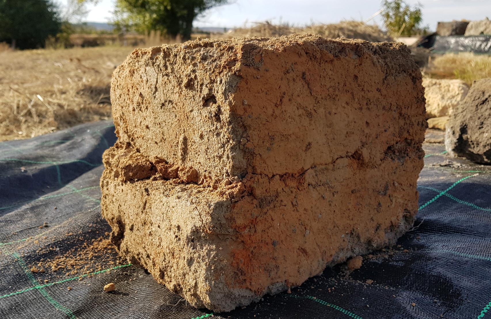 Ladrillos adobe con recibido de emplasto y enfoscado de arcillas.