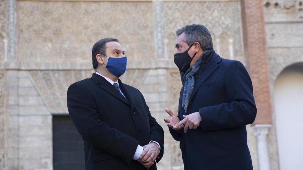 El ministro de Transportes, José Luis Ábalos, y el alcalde de Sevilla, Juan Espadas.