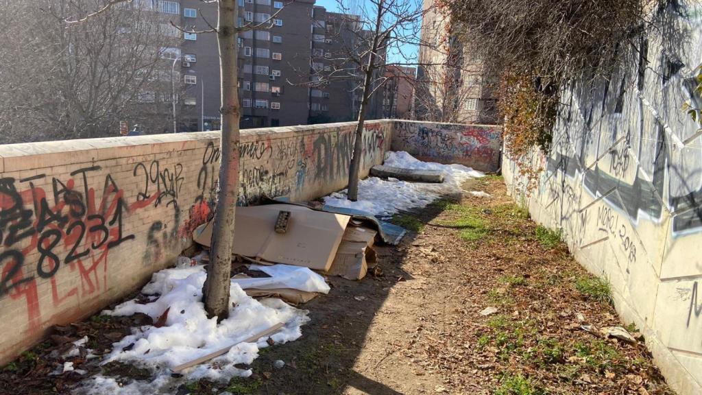 Foto el lugar en el que hallaron el cadáver, hecha con zoom desde el cordón policial