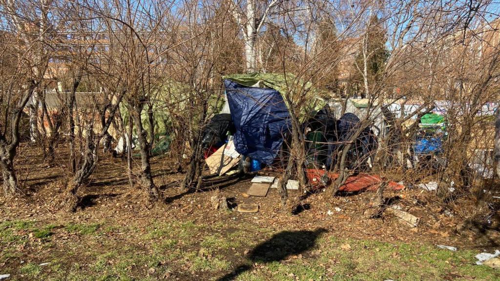 Tener un toldo en el Parque de las Peñuelas es, para los indigentes, un lujo
