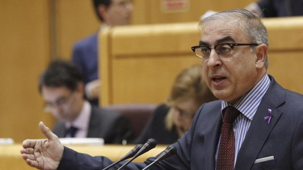 José Martínez Olmos en su etapa como portavoz socialista en la Comisión de Sanidad y Servicios Sociales en el Senado.