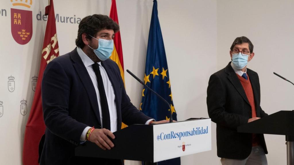 El presidente murciano, Fernando López Miras, junto al consejero de Salud, Manuel Villegas.