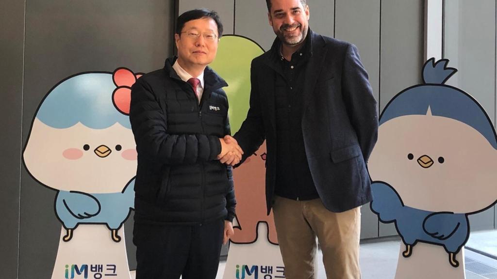 Soong-In Lee, vicepresidente ejecutivo de Daegu Bank, junto a Javier Mira, CEO de FacePhi. .