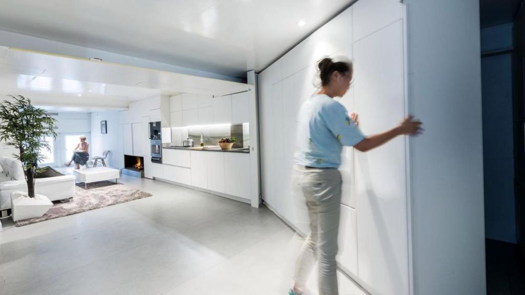 Los tabiques de la vivienda se mueven para configurar diferentes espacios.