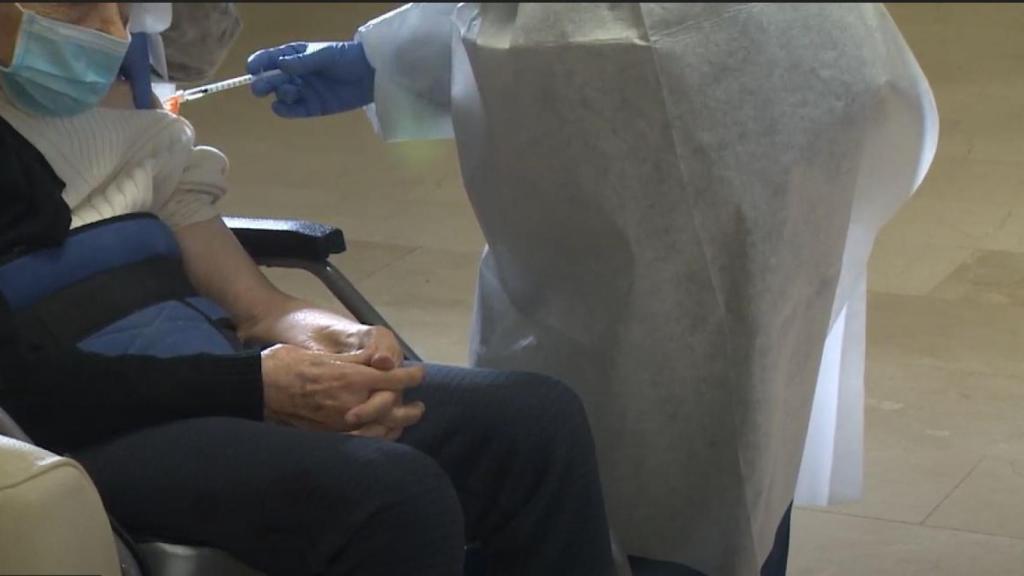 Un anciano recibe la vacuna contra la Covid-19, en Extremadura.