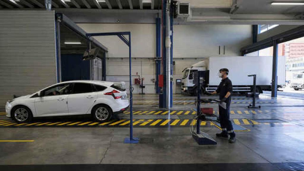 Un vehículo pasando la ITV en un estación de Madrid.