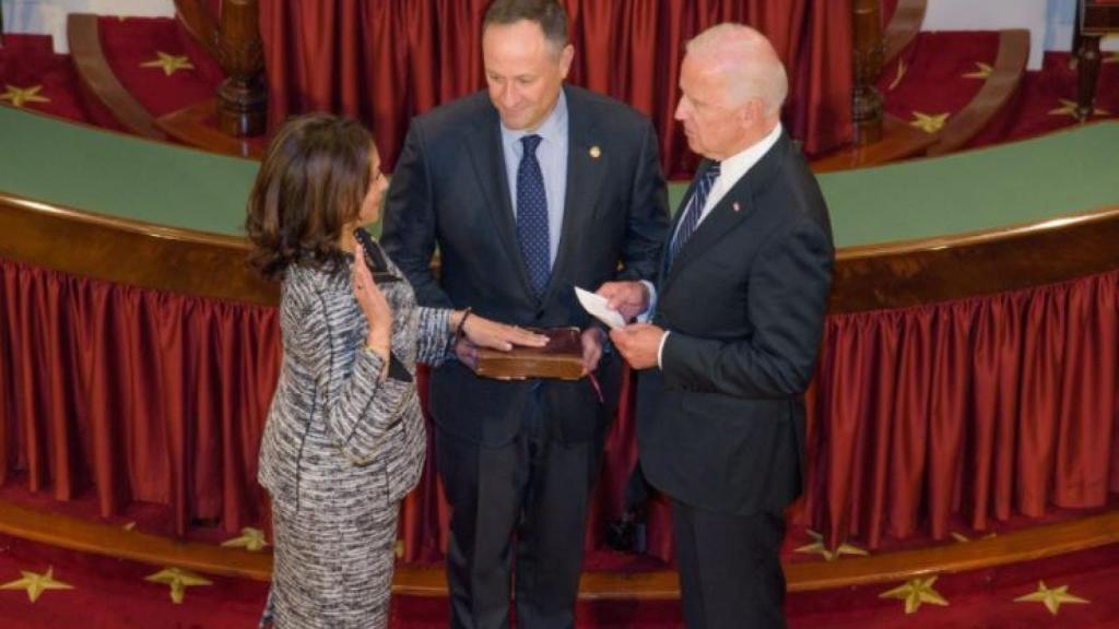 La jura de Kamala Harris como senadora con la Biblia de Regina Shelton.