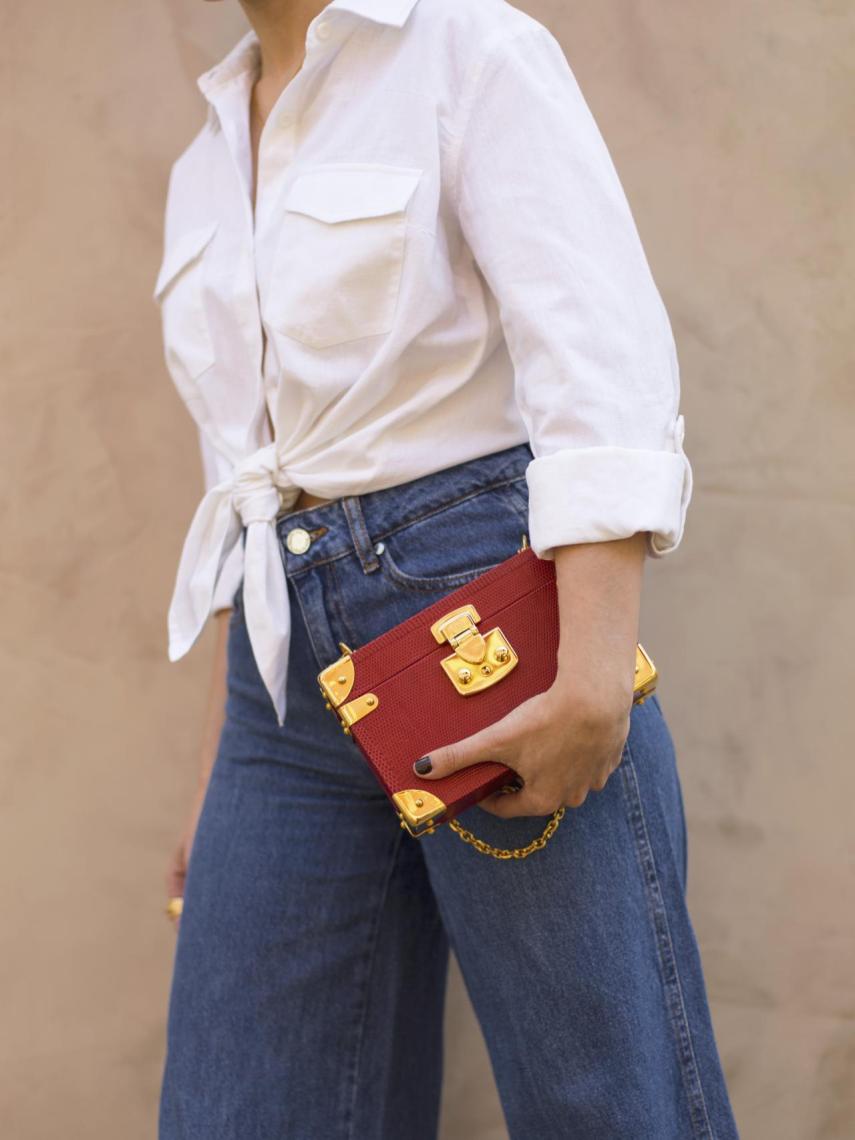 Bolso caja (box bag) de estructura rígida.