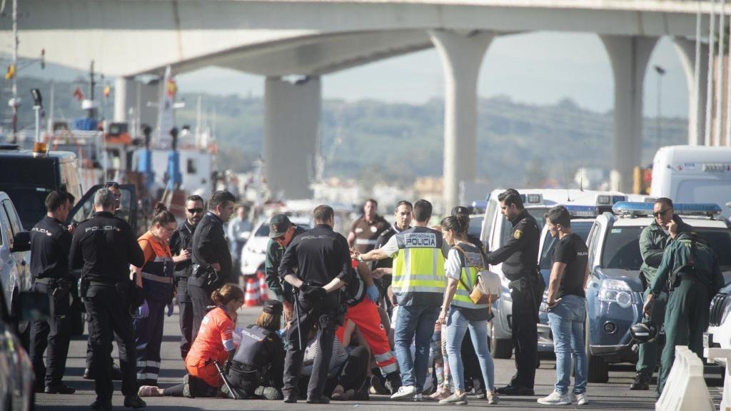 Los servicios sanitarios atendieron en el puerto de Algeciras a la madre del menor tras conocer la noticia.