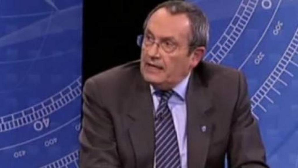 Diego Camacho interviene en un debate en televisión.