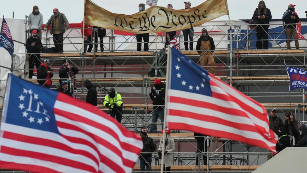 Grupos ultraderechistas protestan contra la elección de Biden como presidente electo.