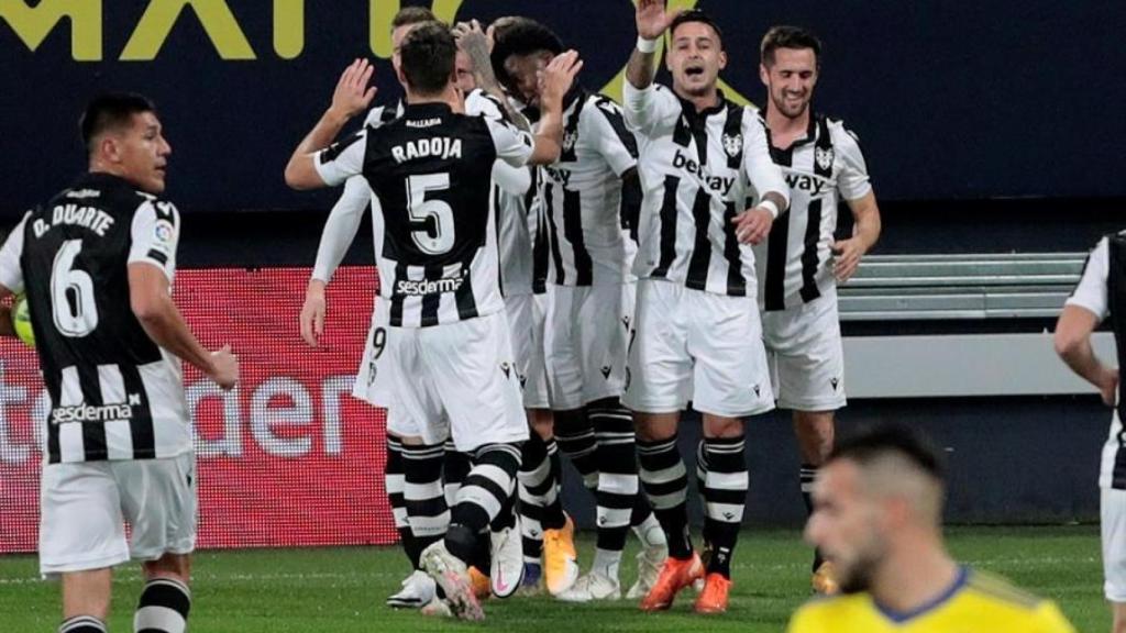 Los jugadores del Levante celebran el gol de Roger Martín ante el Cádiz