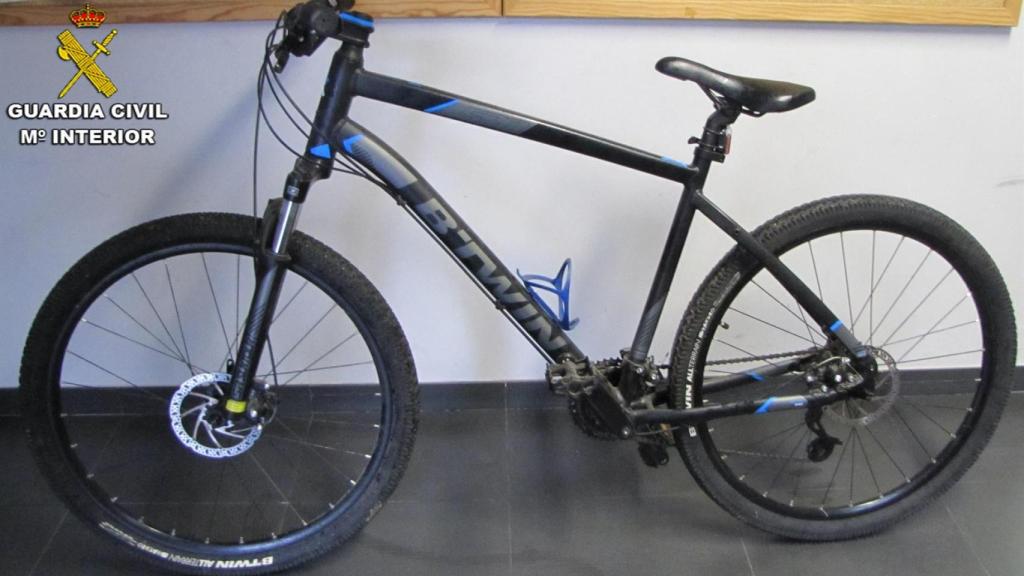 Bicicleta recuperada por la Guardia Civil tras las detenciones