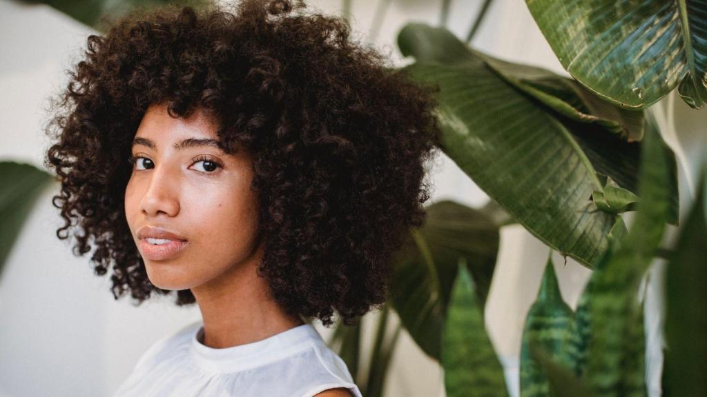 Recogidos y texturas: las tendencias que mejoran los 'looks' en 2021.